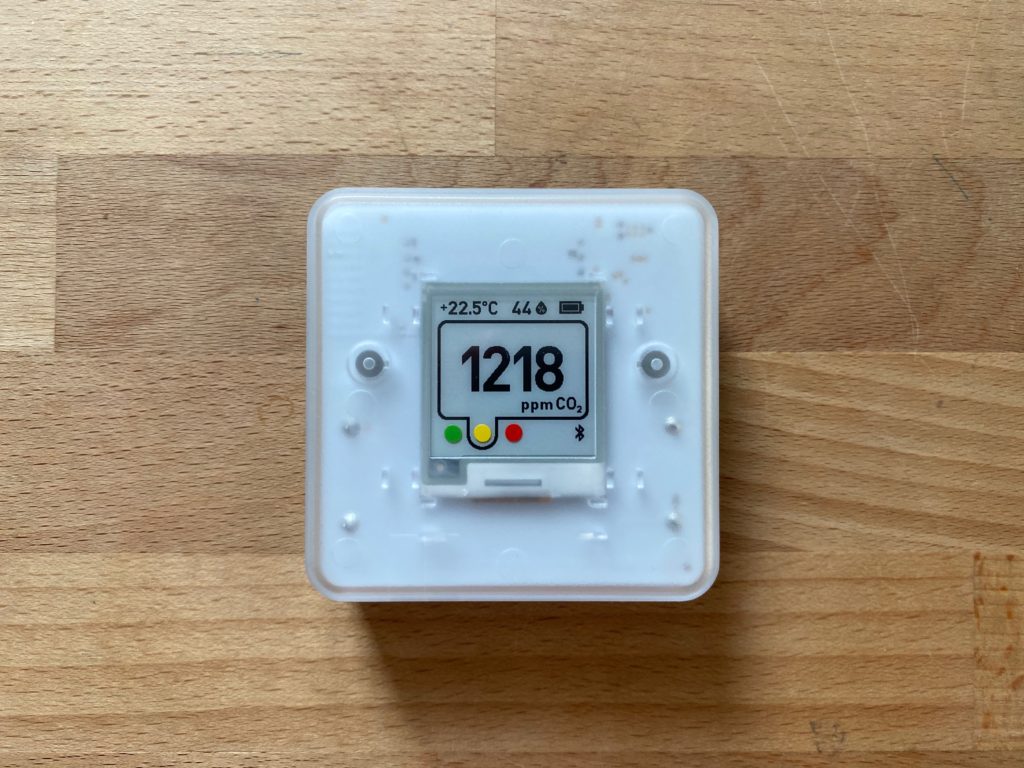 Front cover with eInk display of the Aranet4 CO2, temperature and humidity sensor