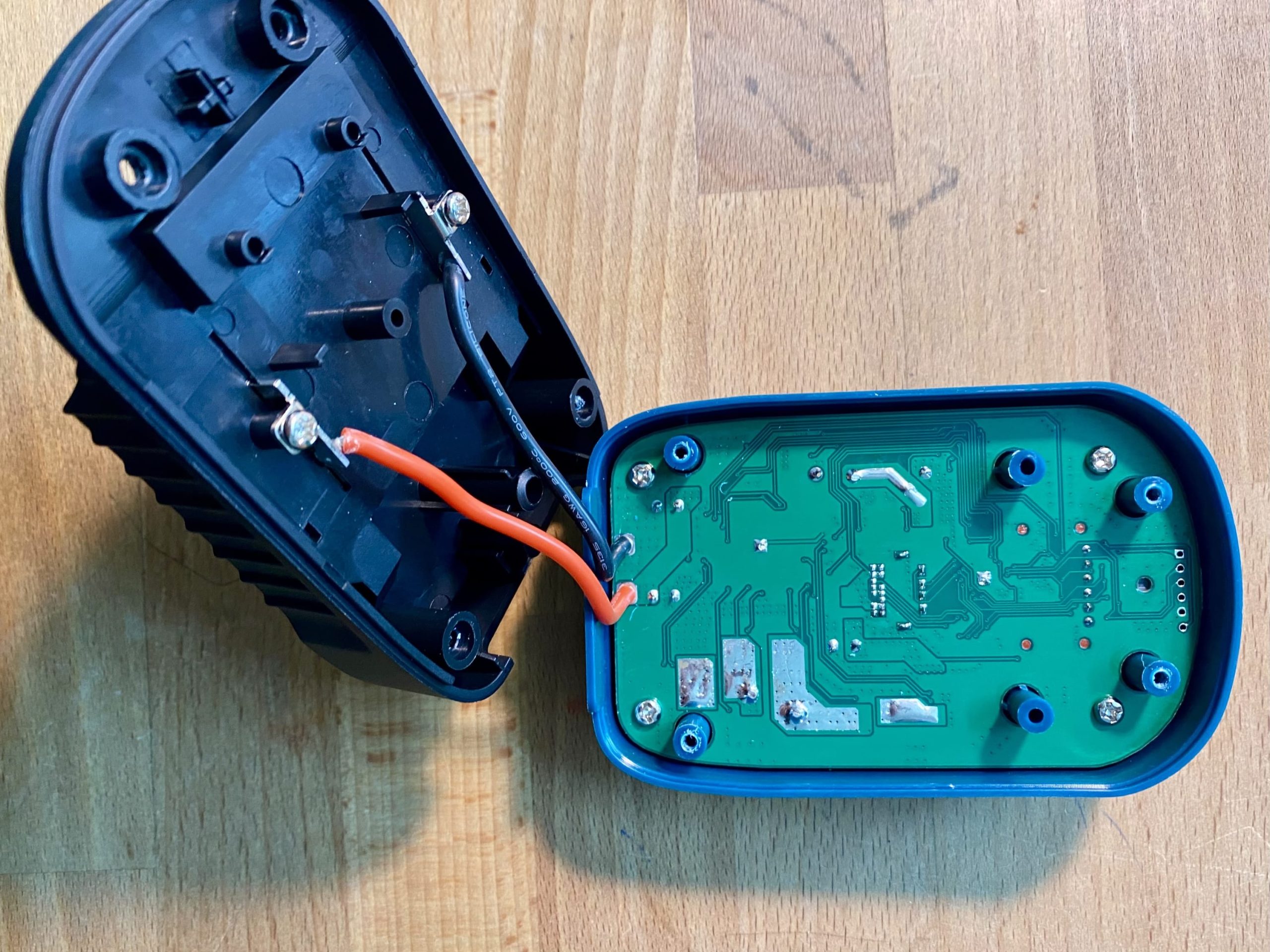 16AWG wires for the DC connection of UDCB094 for 18V power tool batteries.