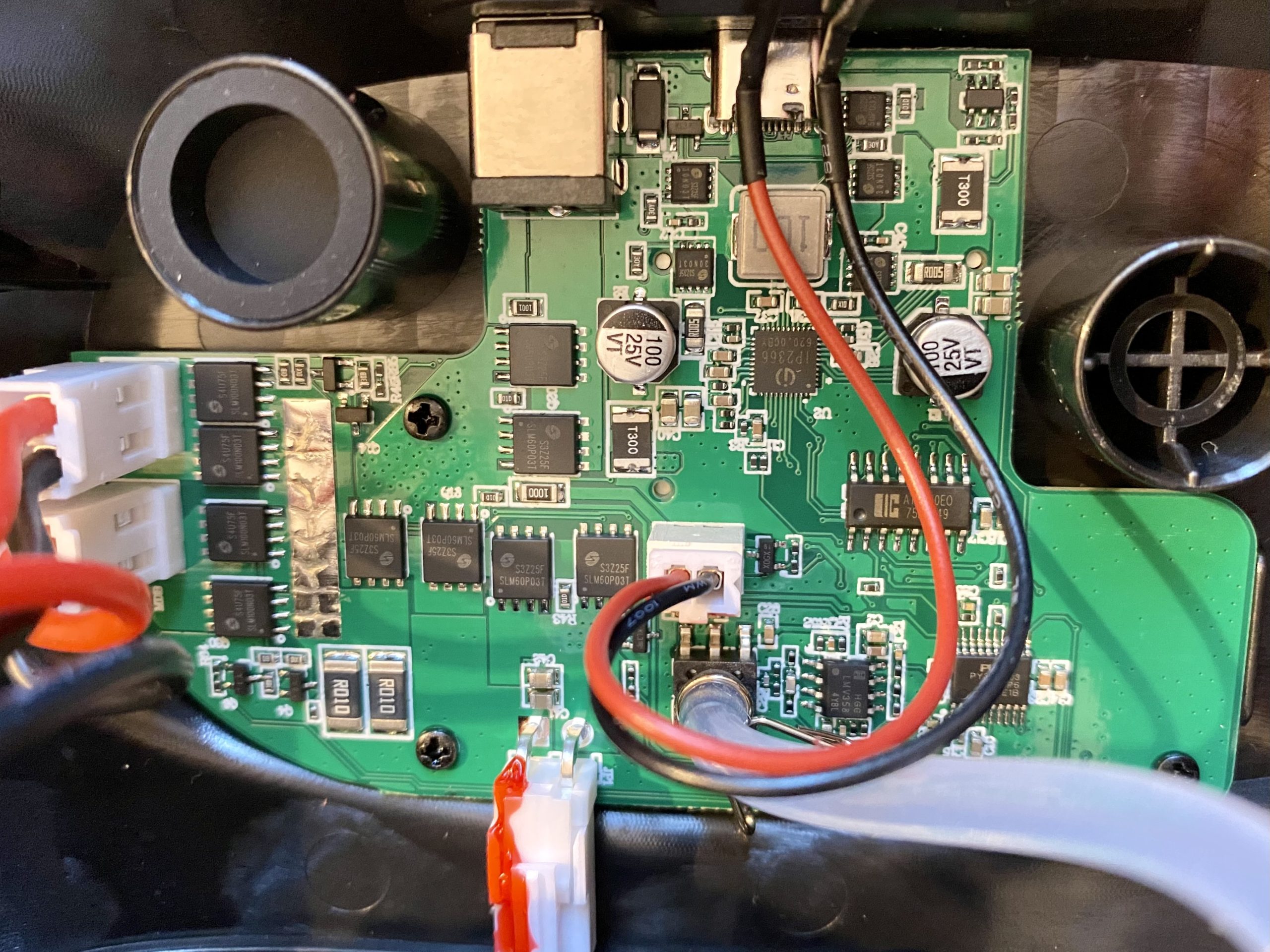 Airbank D13 Pro controller board PCB with INJOINIC IP2366 power management chip and PY32F003 microcontoller