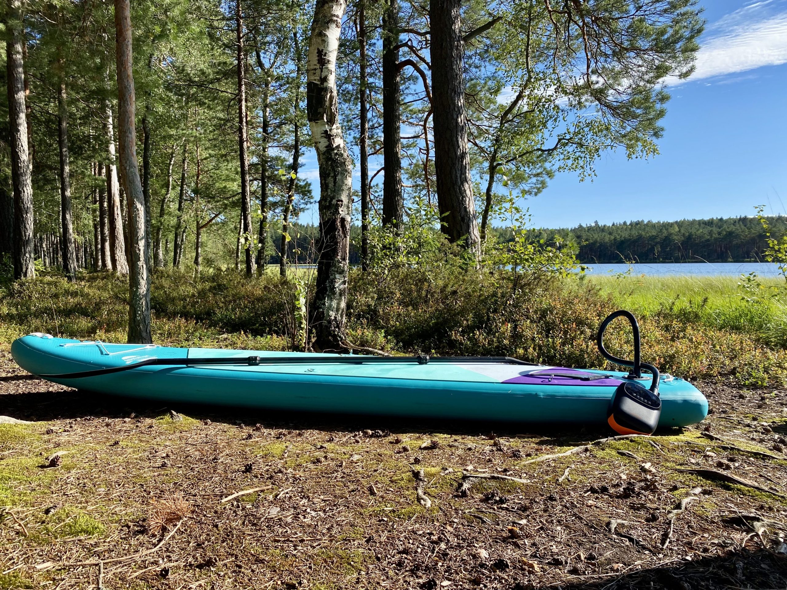 Airbank D13 Puffer Pro with Sup board near lake