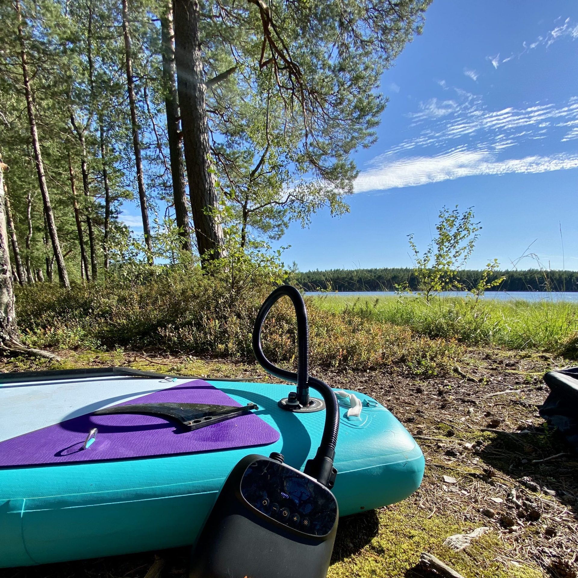 Airbank D13 Puffer Pro with Sup board near lake