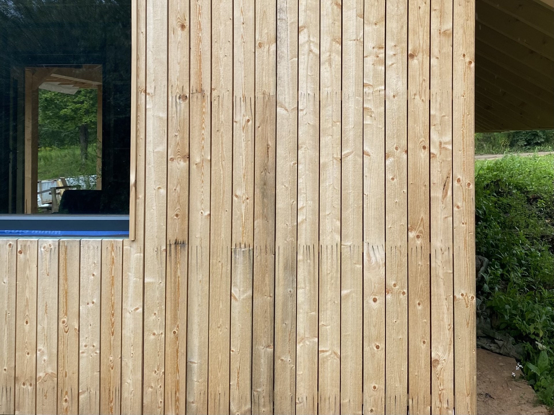 Spruce siding before applying iron (ii) sulphate